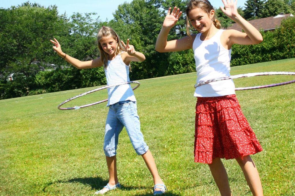 Zwei Mädchen beim Bewegten Brain Training im WissensWerk.