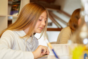 Schülerin arbeitet an ihren Lernzielen im Lern- und Coachingcenter WissensWerk in Muttenz