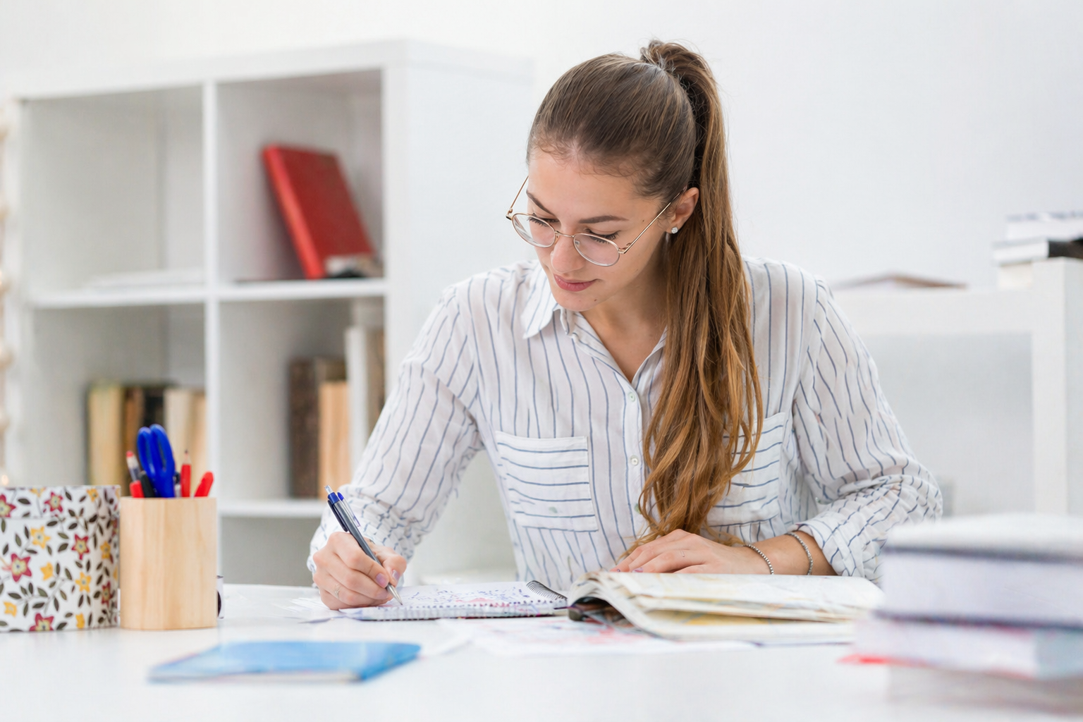 Moderne Schreibarbeit in konzentrierter Atmosphäre
